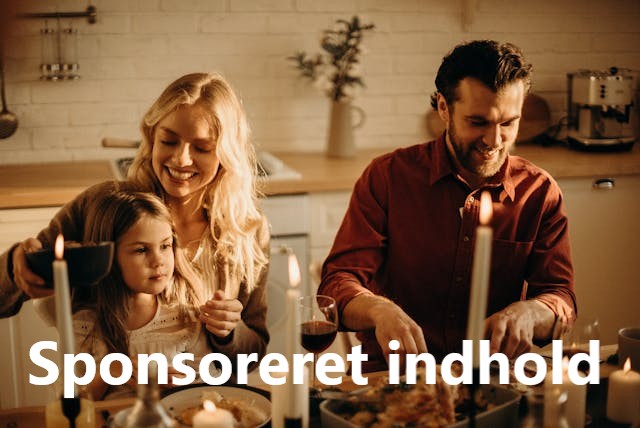 Værtspar med deres barn til påskefrokost